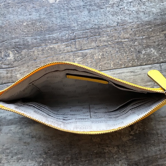 Michael Kors”Fulton” Large Wristlet in Yellow - Picture 3 of 3
